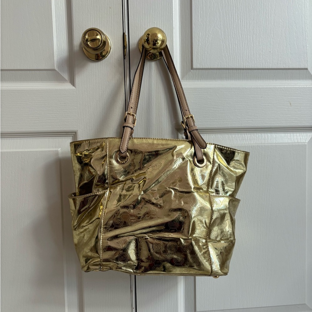 Women’s handbag.